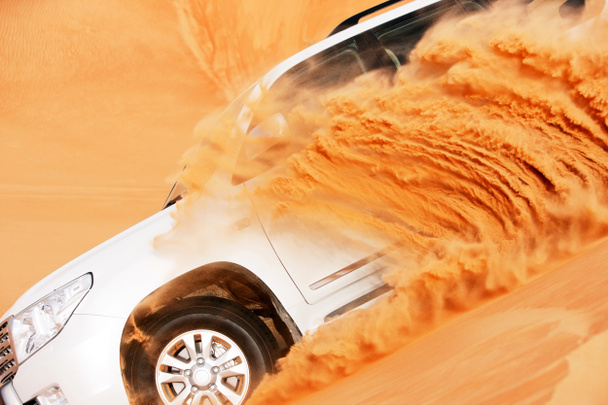 4x4 dune bashing è uno sport popolare del deserto arabo
 - Foto, immagini