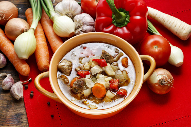 Суп з гуляшу зі свіжими овочами та м'ясом
 - Фото, зображення