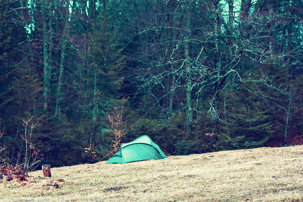 Namiot na polu, w lesie w górach. - Zdjęcie, obraz