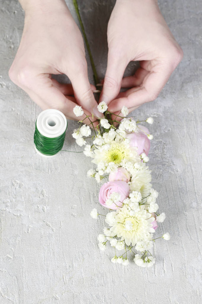 Steps of making wedding wreath with pink rose, ranunculus and wh - Fotoğraf, Görsel