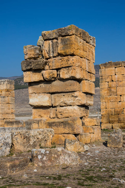 コリントス、ギリシャ、ペロポネソス半島のバックで要塞とアポロ神殿の遺跡 - 写真・画像