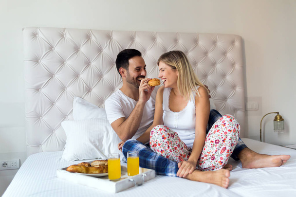 junges glückliches Paar mit romantischen Zeiten im Schlafzimmer - Foto, Bild
