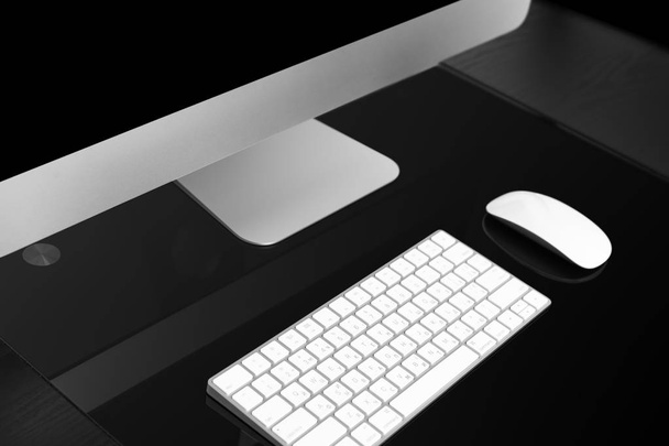 czarny komputera na stół czarny - Zdjęcie, obraz