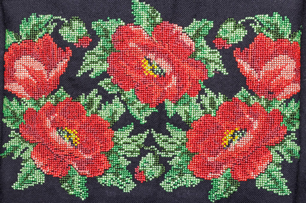 Hímzés, keresztöltés, rizs ukrán nemzeti hímzés, hímzett virágok egy fekete háttér, a textúra, a virágok - Fotó, kép