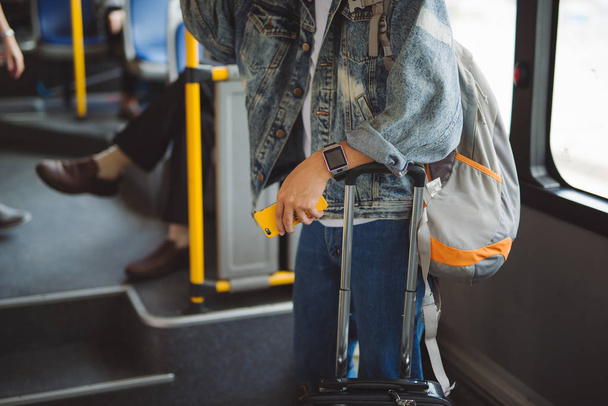 młody mężczyzna Podróżujący w autobusie, upraw - Zdjęcie, obraz
