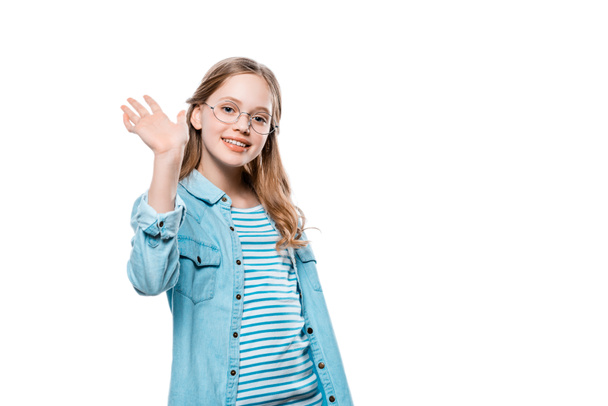 linda chica adolescente saludando de la mano y sonriendo a la cámara aislada en blanco
 - Foto, Imagen