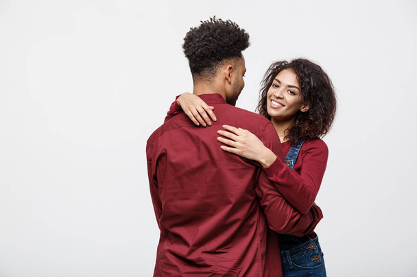boldog afro-amerikai házaspár portréja ölelni egymást, fehér háttér. - Fotó, kép