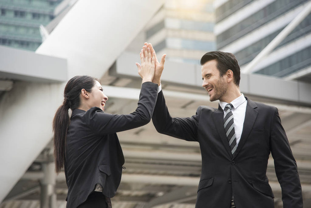 бізнесмен і бізнес-леді руки високі п'ять зустрічей вітання
. - Фото, зображення