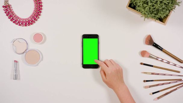 Rolagem de dedo no smartphone com tela verde
 - Foto, Imagem