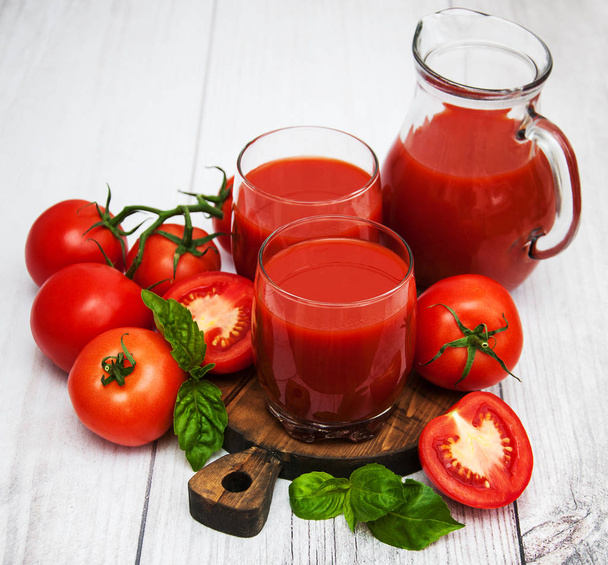 Vasos con jugo de tomate
 - Foto, imagen