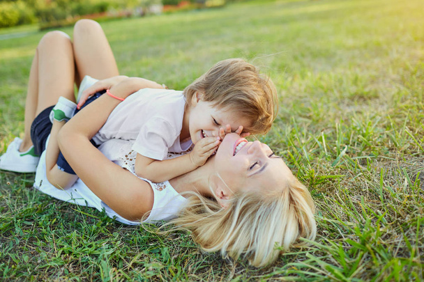 Mother and child playing in the park - Foto, Imagen