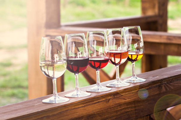 Des verres avec du vin. Vin rouge, rose, blanc dans les verres
.  - Photo, image
