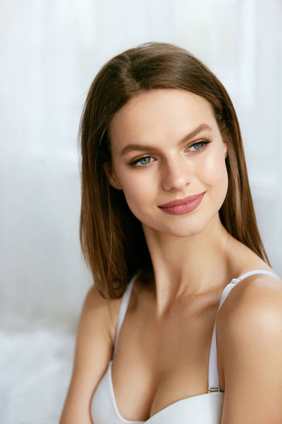 Beautiful Woman With Natural Makeup And Beauty Face. - Foto, afbeelding