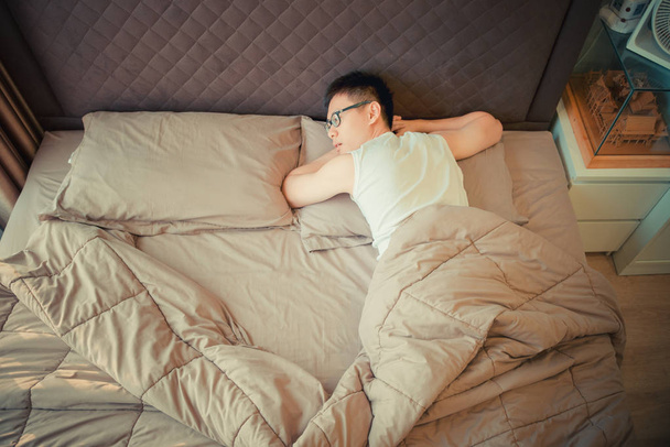 アジア男はベッドにうつ病で苦しんで - 写真・画像
