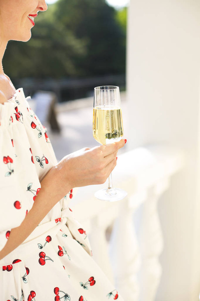 Mulher a segurar uma taça de champanhe. Festa com champanhe espumante
 - Foto, Imagem