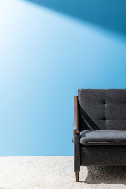 mavi duvar önünde rahat gri kanepe - Fotoğraf, Görsel