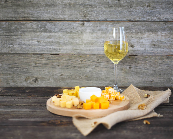 Set van verschillende soort kaas met een glas witte wijn  - Foto, afbeelding
