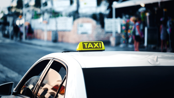Sinal de táxi amarelo. Carro de táxi na rua na cidade. Fundo bokeh tonificação frio azul. Tamanho do banner
 - Foto, Imagem