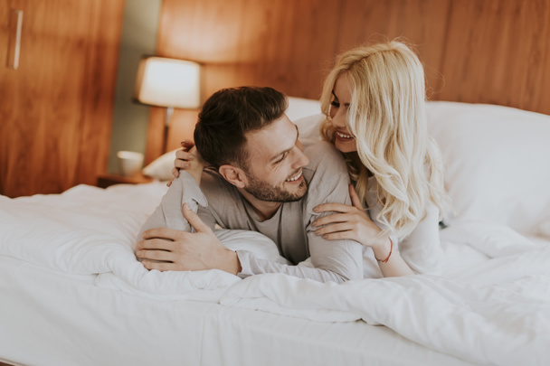 Coppia romantica innamorata sdraiata a letto a casa insieme
 - Foto, immagini