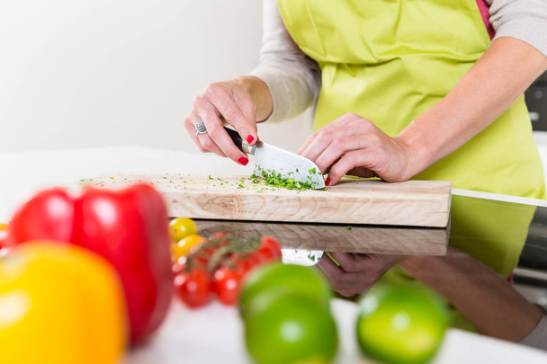 Mujer preparando comida saludable para cocinar
 - Foto, imagen