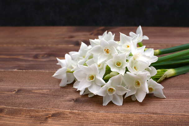 Bouquet fraîchement coupé de narcissi blanc sur une table en bois
 - Photo, image
