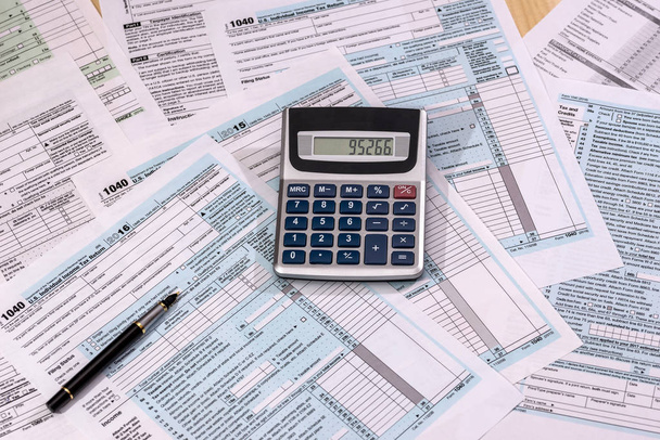 financing concept - filling in the tax form - Fotoğraf, Görsel
