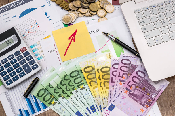 Euro peníze s Day, obchodní graf na stole - Fotografie, Obrázek