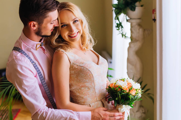 yeni evliler parlak oda süslemeleri ile nazik hugs - Fotoğraf, Görsel