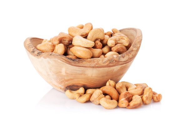 cashewpähkinät kulhoon eristetty valkoisella pohjalla - Valokuva, kuva