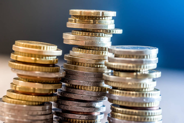 κέρματα ευρώ σε ένα σωρό στο τραπέζι. κοντινό πλάνο - Φωτογραφία, εικόνα