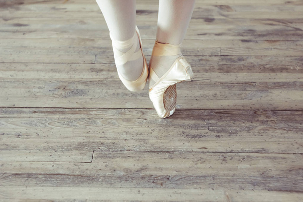 feet in Pointe shoes on the floor - Foto, Imagem