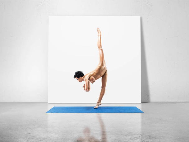 Όμορφη γυναίκα γυμνή, με το τέλειο σώμα εξάσκηση γιόγκα θέτει σε στούντιο που απομονώνονται σε λευκό φόντο - Φωτογραφία, εικόνα