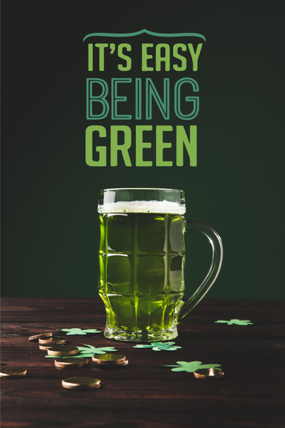 ahşap masa ve onun kolay olan bira yeşil harflerle cam görünümü kapatın - Fotoğraf, Görsel