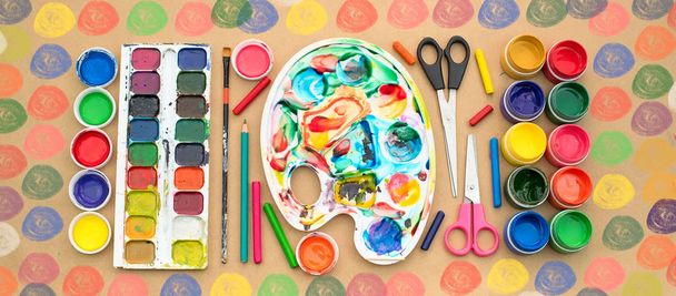 Banner Un conjunto de materiales para la creatividad y el dibujo Hobbies. Clases para la creatividad con niños. Vista superior plana
 - Foto, Imagen