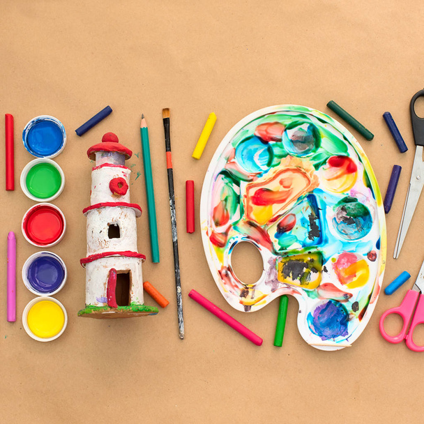 Un set di materiali per la creatività e il disegno Hobby. Classi per la creatività con i bambini. Piatto lay vista dall'alto
 - Foto, immagini
