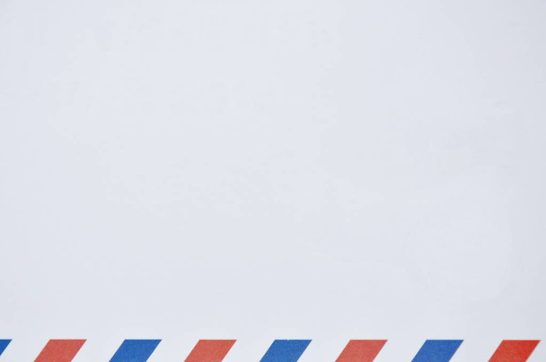  赤と青の白い背景の境界線上のエンベロープ - 写真・画像