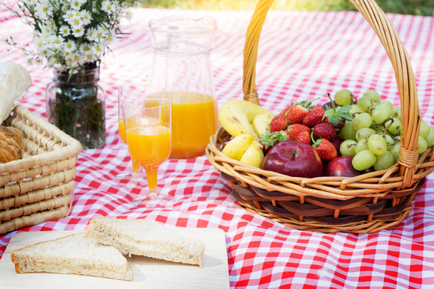 Piknik ebéd étkezés szabadban Park élelmiszerek fogalmát, Vértes piknik  - Fotó, kép