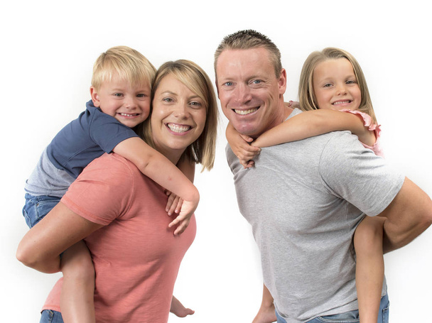 gelukkig en mooi Amerikaans gezin met man en vrouw met op hun rug weinig zoon en mooie jonge dochter in hou van ouders en kinderen  - Foto, afbeelding