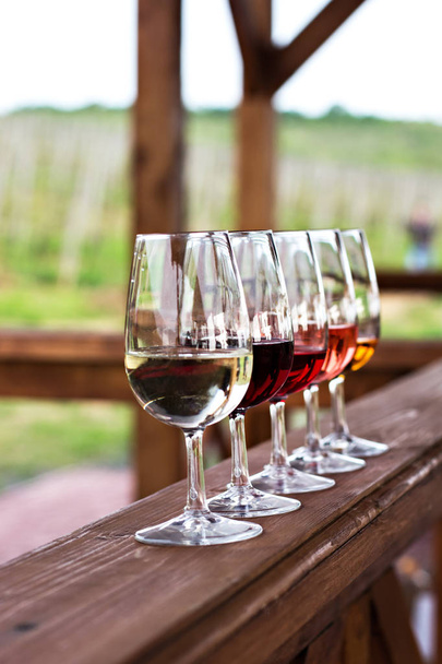 Des verres avec du vin. Vin rouge, rose, blanc dans les verres
.  - Photo, image