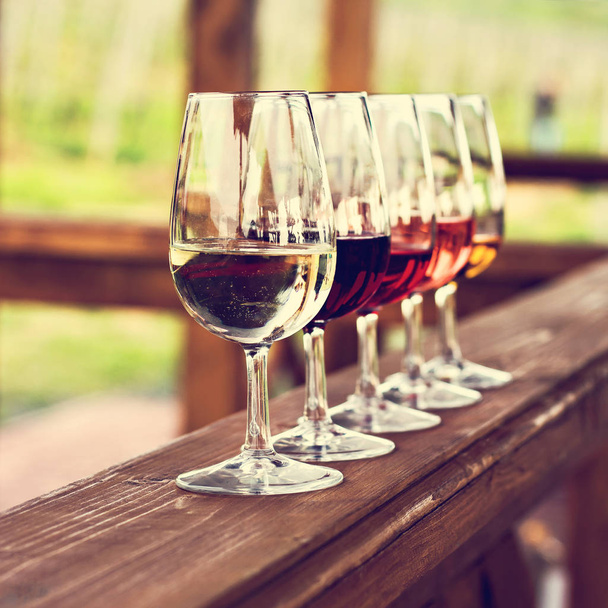 Okulary z winem. Czerwone, różowe, białe wino w szklankach.  - Zdjęcie, obraz