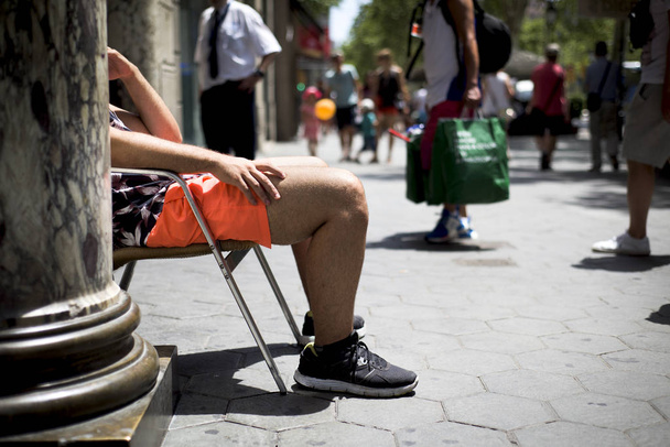 pessoas irreconhecíveis em Barcelona, Espanha
 - Foto, Imagem
