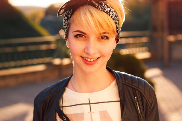 εξωτερική πορτραίτο νεαρής γυναίκας χαμογελαστά σε απαλά φωτεινά χρώματα - Φωτογραφία, εικόνα