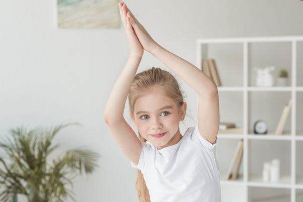чарівна маленька дитина практикує йогу і робить жест імен
 - Фото, зображення