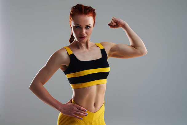 jeune femme posant et montrant biceps
 - Photo, image
