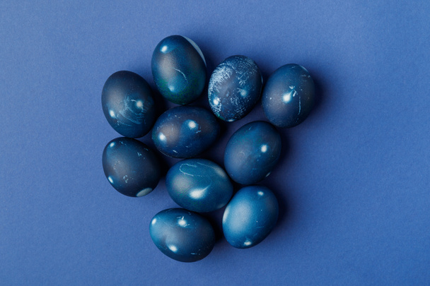 vista dall'alto di uova di Pasqua dipinte di blu su blu
 - Foto, immagini