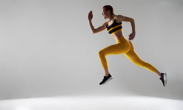 Foto von unhöflicher Sportlerin beim Laufen - Foto, Bild