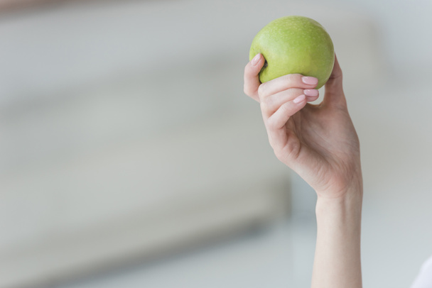 ritagliato colpo di donna che tiene fresco mela verde
 - Foto, immagini