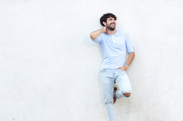 Cool erkek moda model beyaz duvara yaslanmış portresi - Fotoğraf, Görsel