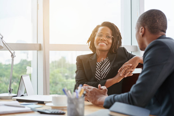 Linda senhora de negócios afro-americana sorridente conversando com colega de trabalho
 - Foto, Imagem