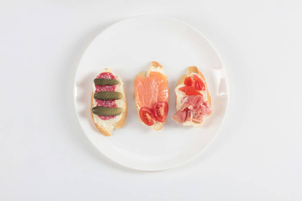 Three tapas on a plate - Foto, afbeelding